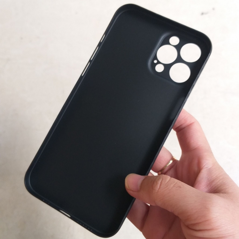 Ốp Lưng iPhone 12 Pro Hiệu Memumi Mỏng Dạng Nhám Mờ Cao Cấp được làm bằng silicon siêu dẻo nhám và mỏng có độ đàn hồi tốt, nhiều màu sắc mặt khác có khả năng chống trầy cầm nhẹ tay chắc chắn.